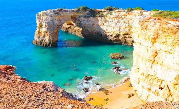 Paisagem da Praia da Marinha, um dos lugares mais bonitos de Portugal
